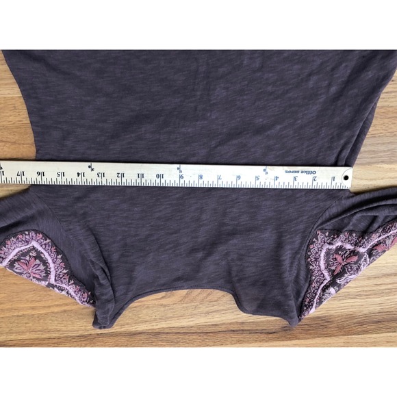 Free People Women's Blouse Embroidered Bell Sleeve Keyhole Neck Pink Boho - Picture 9 of 11